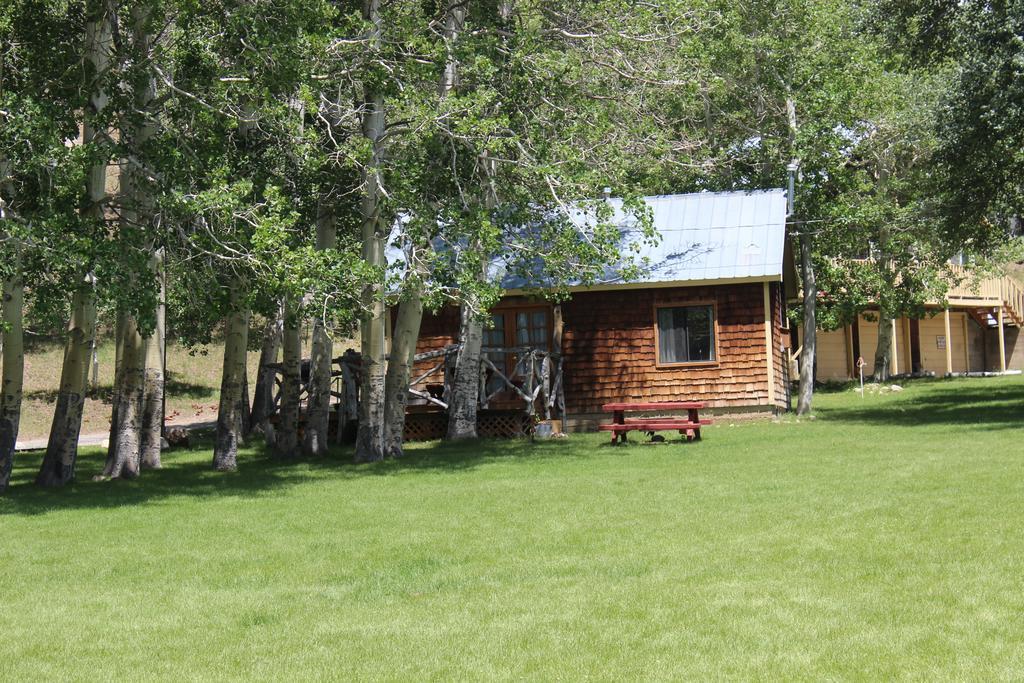 Twin Lakes Resort Бриджпорт Екстериор снимка