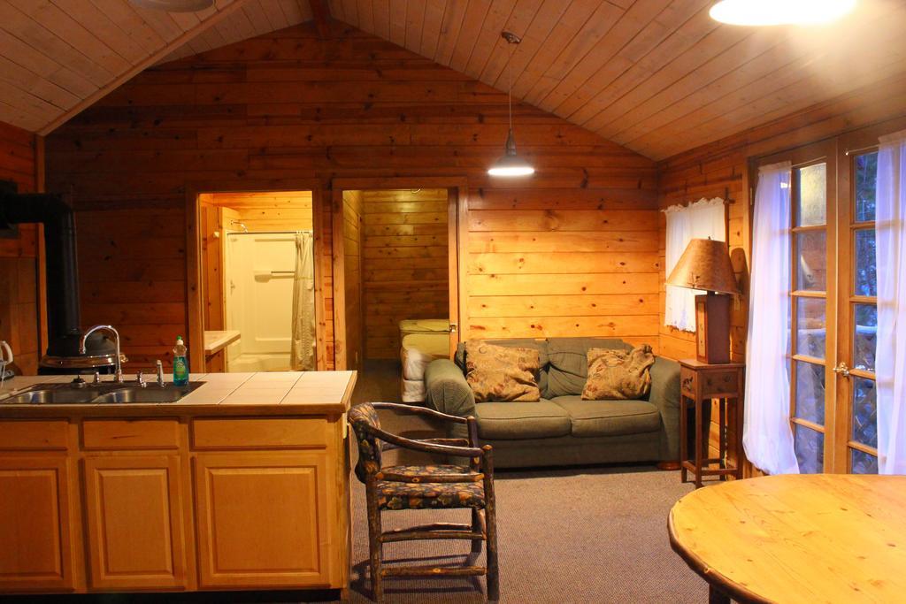 Twin Lakes Resort Бриджпорт Стая снимка