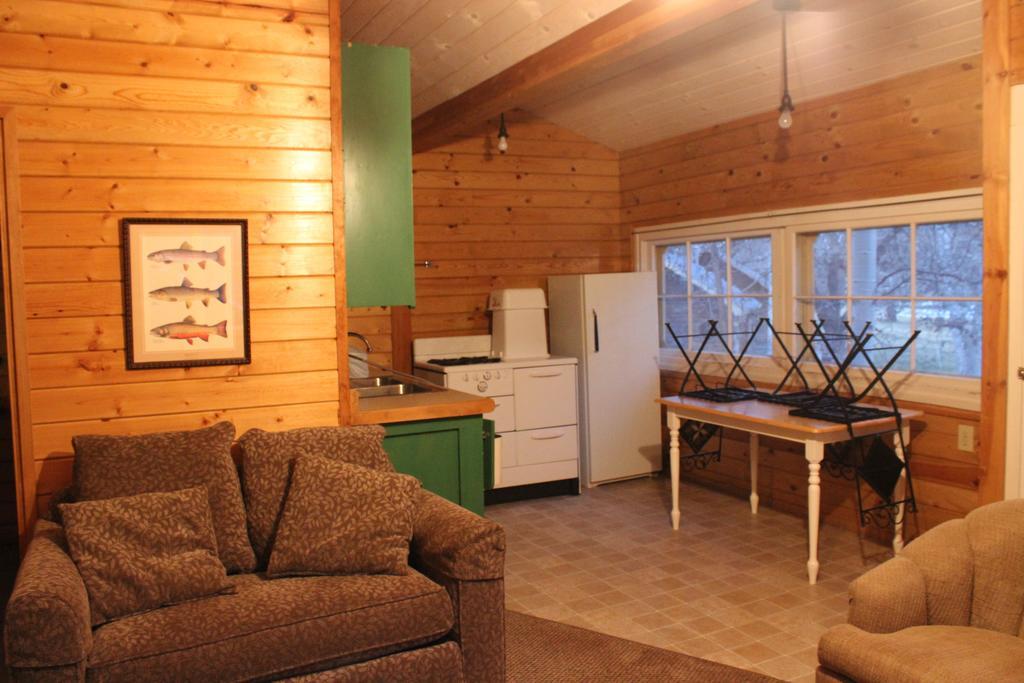 Twin Lakes Resort Бриджпорт Екстериор снимка